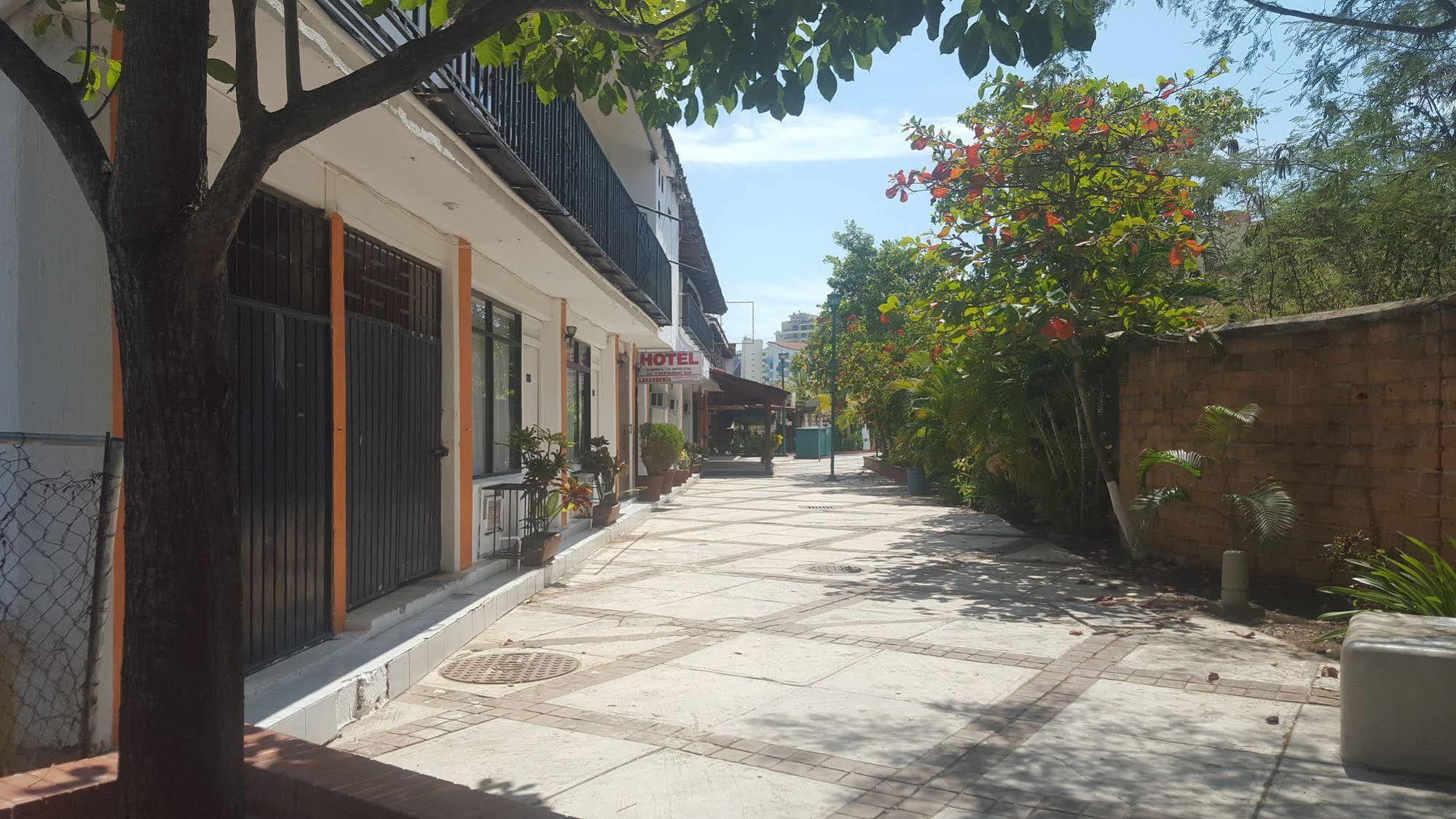 Hotel Suites Tropicana Ixtapa Икстапа Екстериор снимка