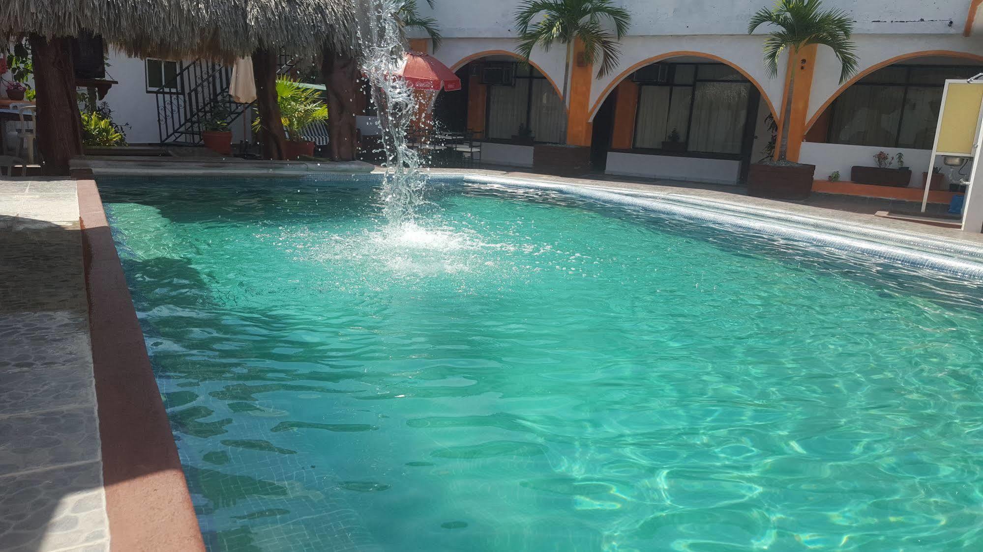 Hotel Suites Tropicana Ixtapa Икстапа Екстериор снимка